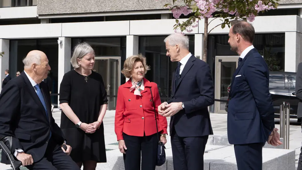 De kongelige står sammen med statsministeren og regjeringsråden utenfor Statsministerens kontor.