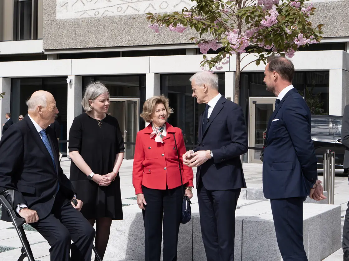 De kongelige står sammen med statsministeren og regjeringsråden utenfor Statsministerens kontor.