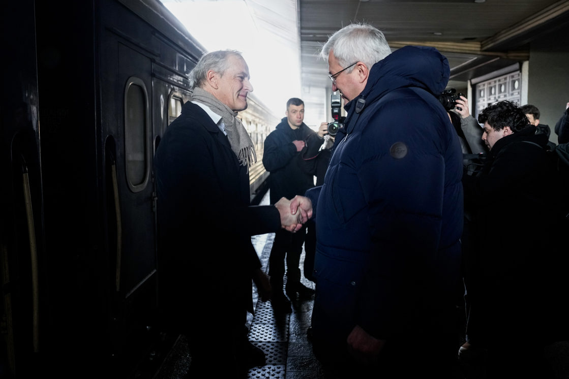 Støre tas imot av Andrii Sybiha på jernbanestasjonen i Kyiv.