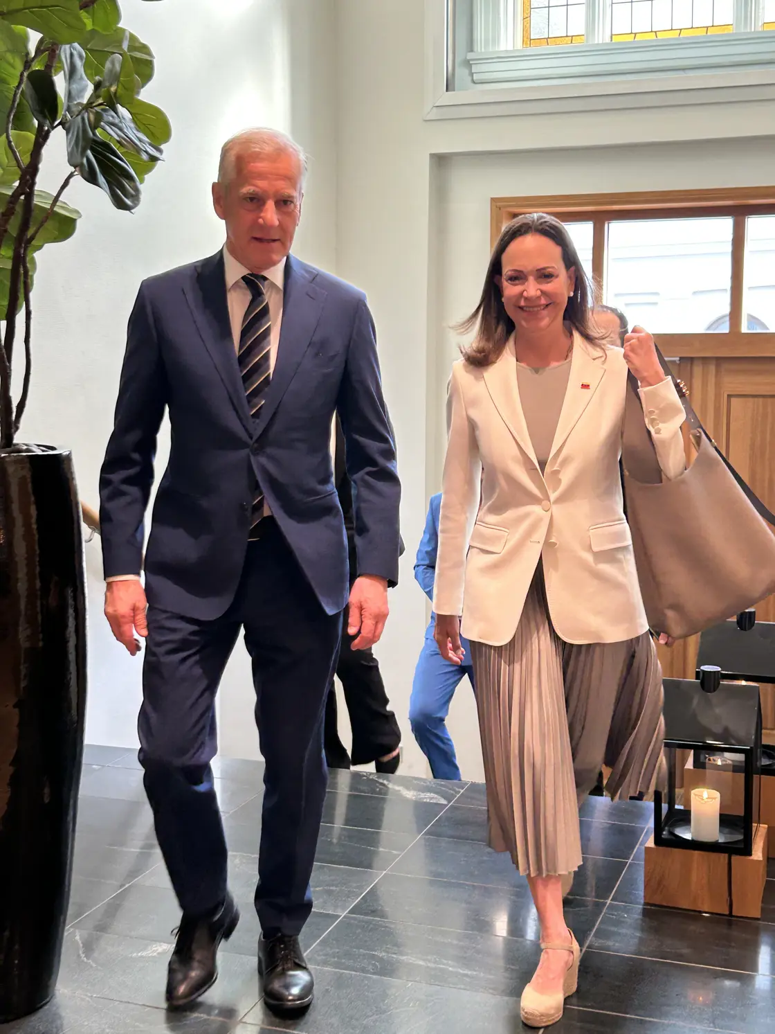 Støre og Machado i inngangspartiet i statsministerboligen.