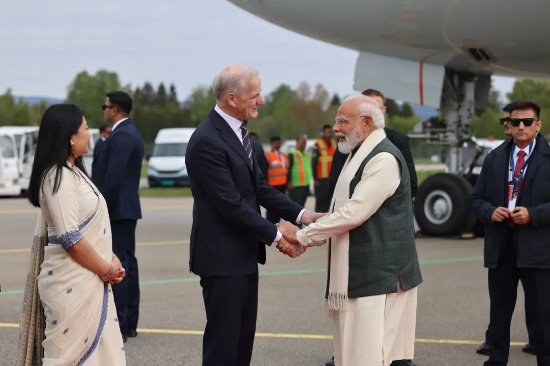 Statsminister Jonas Gahr Støre holder statsminister Raendra Modi i hendene for å ønske ham velkommen til Norge.