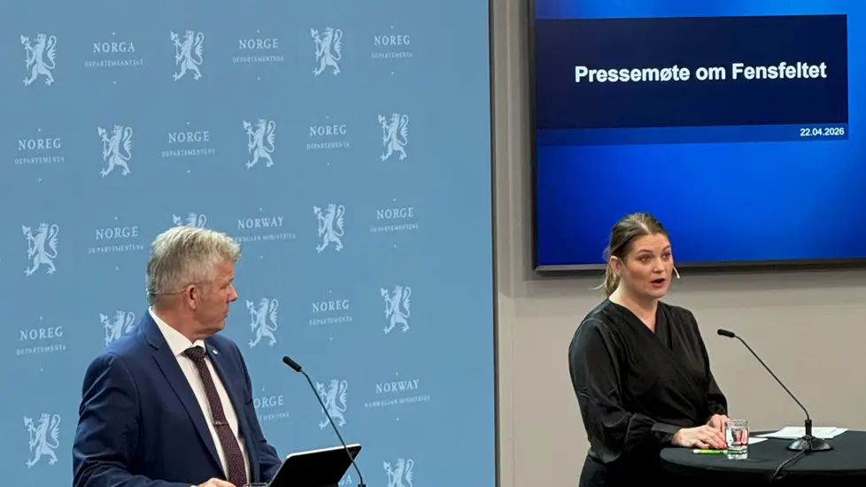 Skjæran og Myrseth står bak hver sin talerstol.