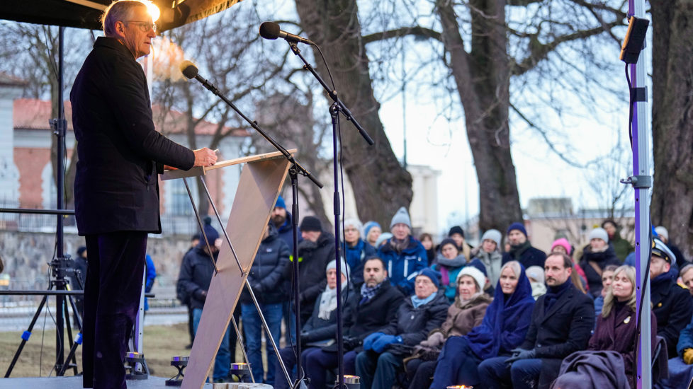 Statsminister Jonas Gahr Støre holder tale på Holocaustdagen