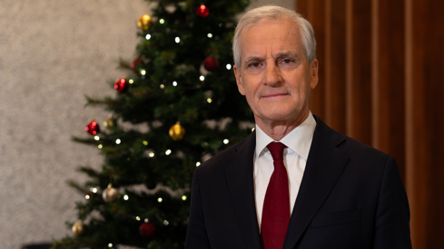 Portrett av statsministeren foran et juletre.