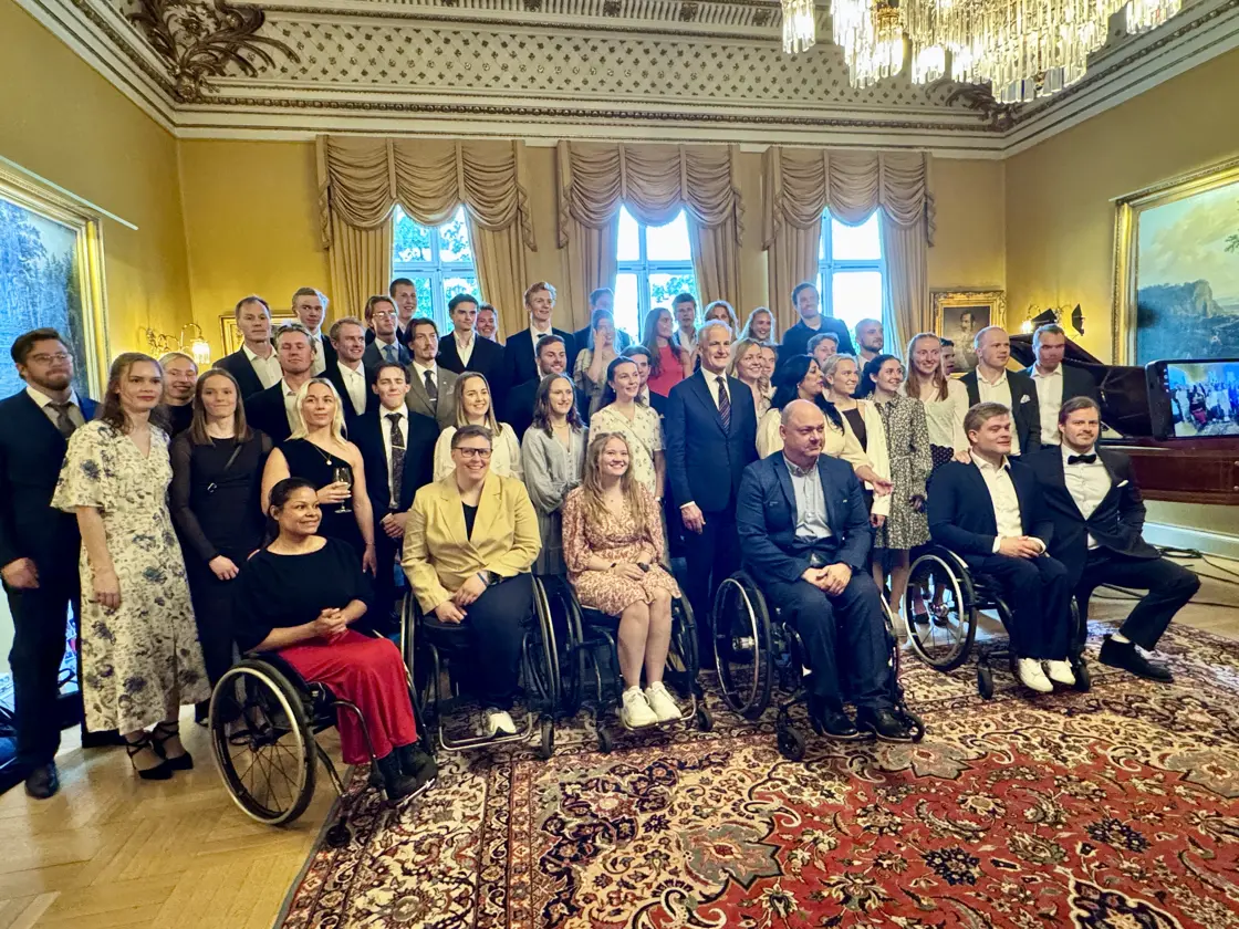 Gruppebilde av alle OL- og Paralympics-utøvere som var til stede på markeringen sammen med Støre og Jaffery.