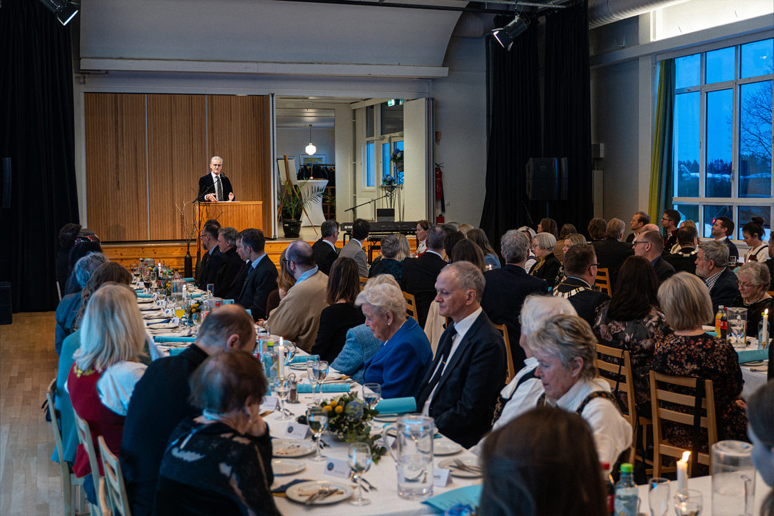Statsminister Jonas Gahr Støre på talerstolen under feiringen av Romerike folkehøgskole 150 år.