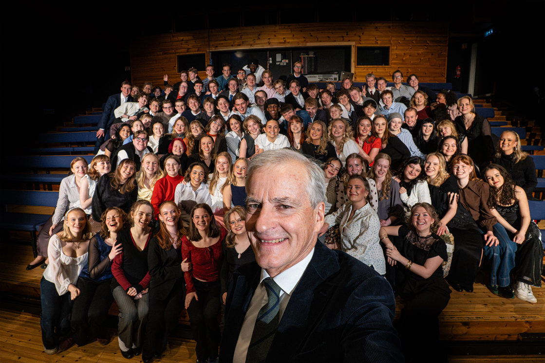 Statsminister Jonas Gahr Støre møtte elevene i forbindelse med feiringen av Romerike folkehøgskole 150 år.