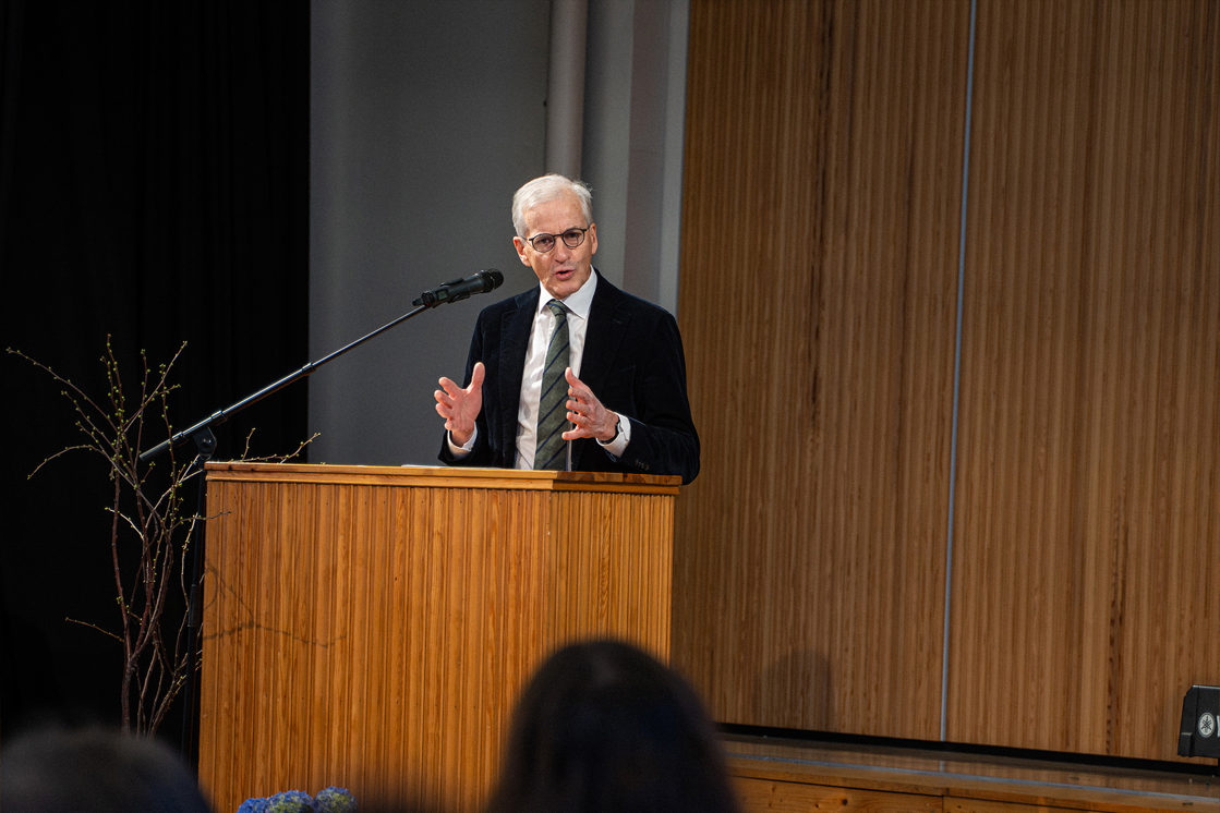 Statsminister Jonas Gahr Støre på talerstolen under feiringen av Romerike folkehøgskole 150 år.