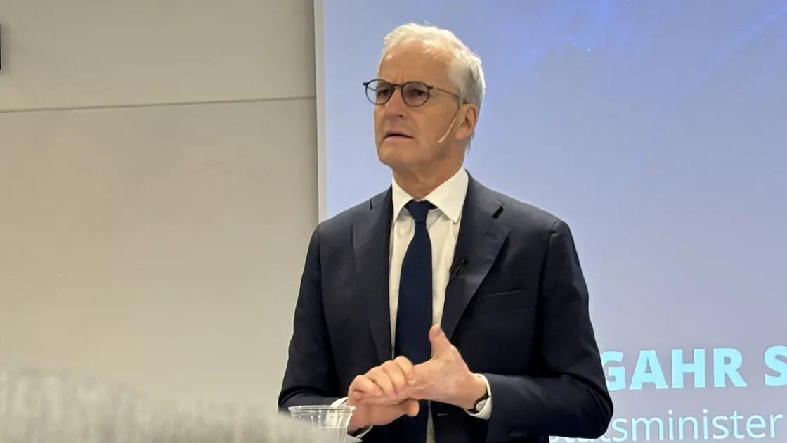 Statsministeren står på scenen i Bodø.