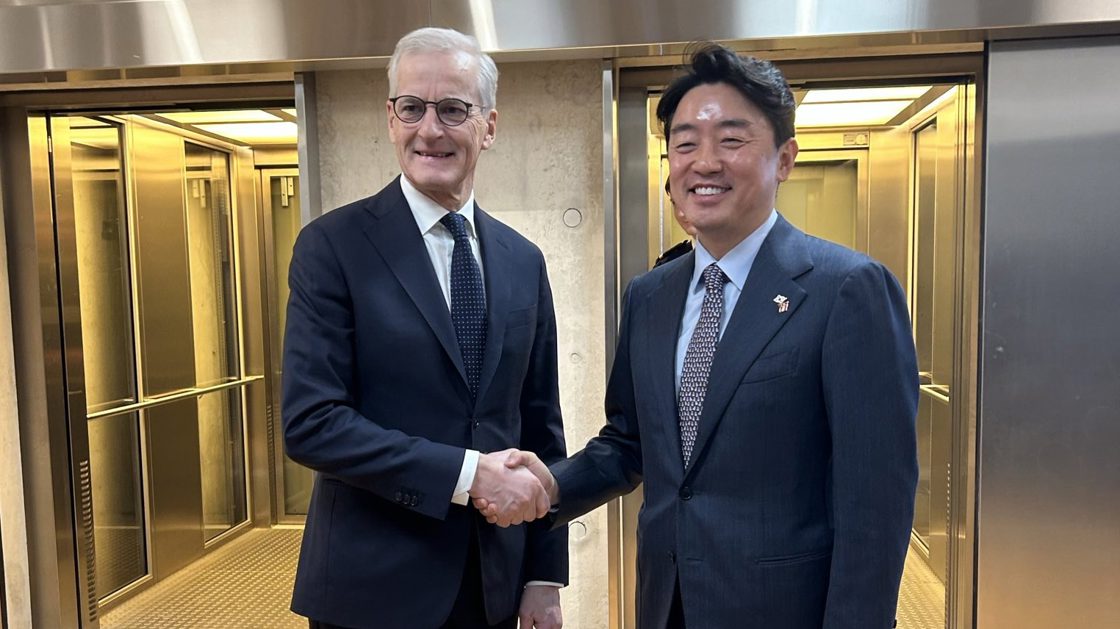 Statsminister Jonas Gahr Støre håndhilser på den sørkoreanske presidentens stabssjef, Hoon-sik Kang.