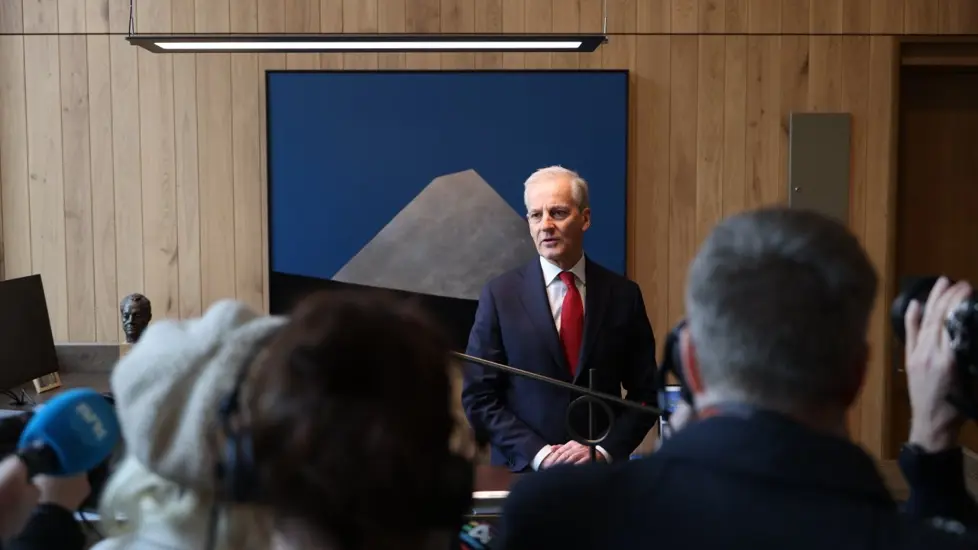 Statsministeren sammen med pressen på nytt kontor.