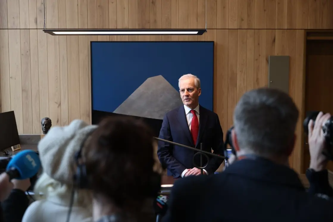 Statsministeren sammen med pressen på nytt kontor.