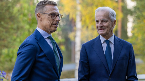 Alexander Stubb og Jonas Gahr Støre utendørs med trær i bakgrunnen. Begge i dress og slips.