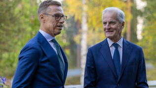 Alexander Stubb og Jonas Gahr Støre utendørs med trær i bakgrunnen. Begge i dress og slips.