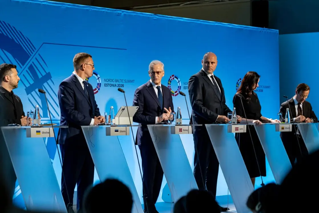 Prime ministers and President Zelenskyj on stage.