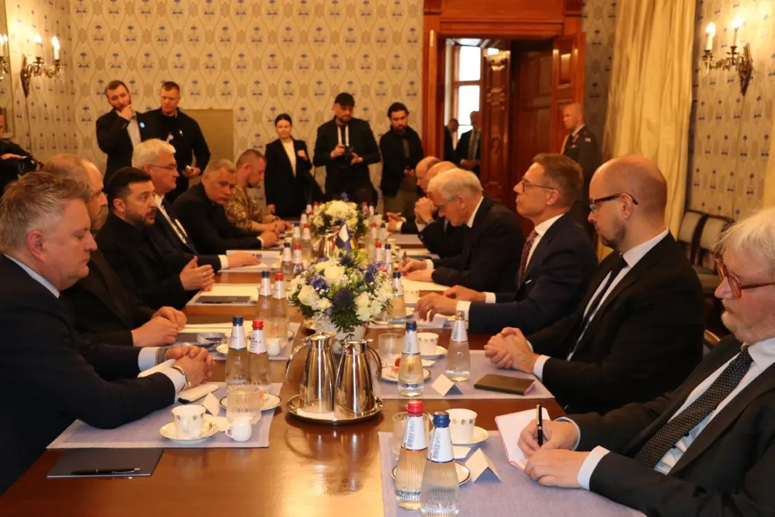 Møtebord med ukrainere, finner og nordmenn rundt bordet.