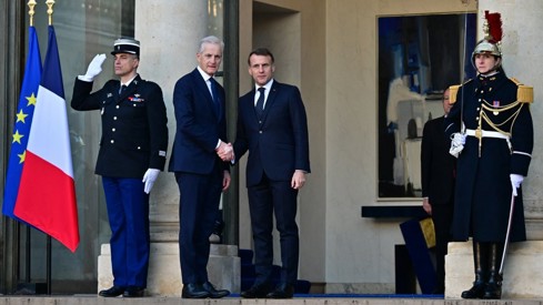 President Macron tar imot statsminister Støre utenfor Élysée-palasset i Paris.