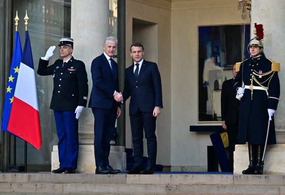 President Macron tar imot statsminister Støre utenfor Élysée-palasset i Paris.