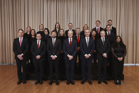 Gruppebilde av regjeringen på Sundvolden. Regjeringen står oppstilt på tre rader.