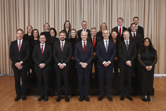 Gruppebilde av regjeringen på Sundvolden. Regjeringen står oppstilt på tre rader.