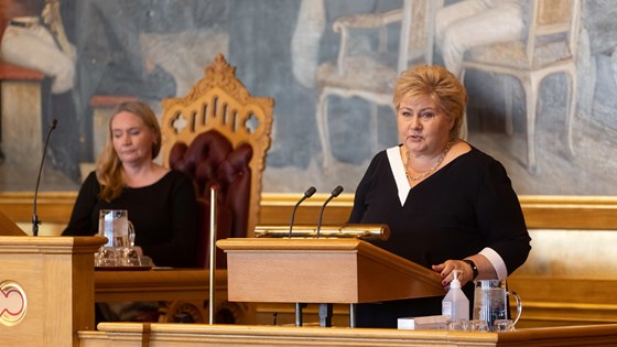 Statsminister Erna Solberg står på talerstolen i Stortinget