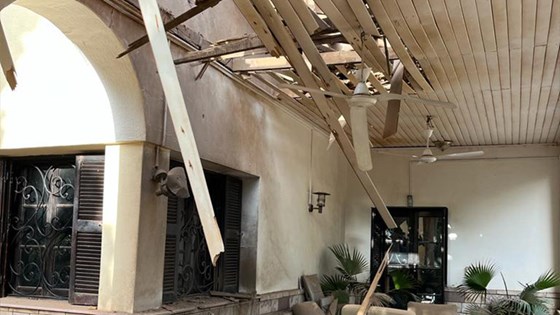 Bilde av ødelagt tak etter granatnedslag