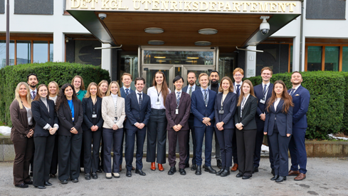 Gruppebilde av aspirantene og admirantene foran inngangen til UD