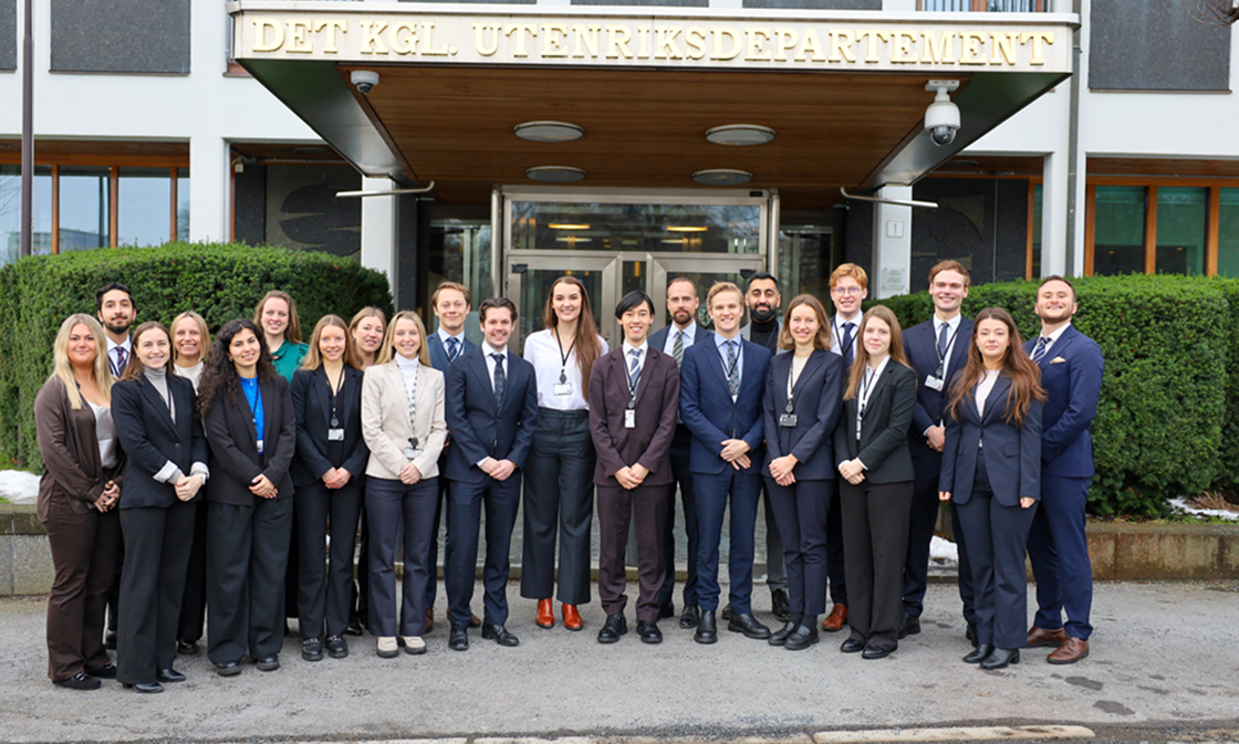 Gruppebilde av aspirantene og admirantene foran inngangen til UD