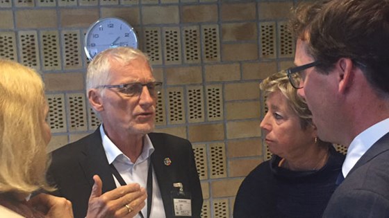 Norads direktør Jon Lomøy og statssekretær Tone Skogen ser fram til en mer effektiv tilskuddsforvaltning gjennom den nye portalen. Foto: Guri Solberg, UD