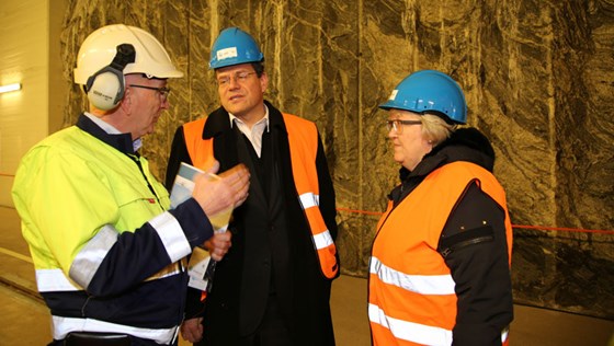 Statsråd Elisabeth Aspaker (th) var sammen med Statkraft vertskap da Maroš Šefčovič (i midten) besøkte Kvilldal kraftverk i Rogaland. Foto: Rune Bjåstad, UD