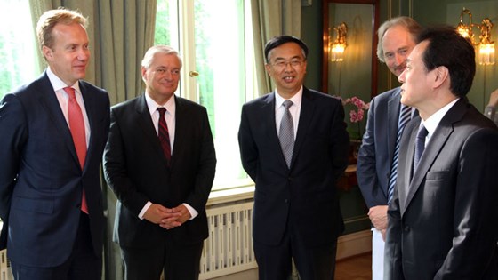 Foreign Minister Børge Brende and China's Vice Minister of Foreign Affairs Wang Chao had a meeting in Oslo on 29 August. From left: Foreign Minister Børge Brende, Secretary General Wegger Strømmen, China's Ambassador to Norway Wang Ming and Norway's Ambassador to China Geir O. Pedersen and China's Vice Minister of Foreign Affairs Wang Chao.
