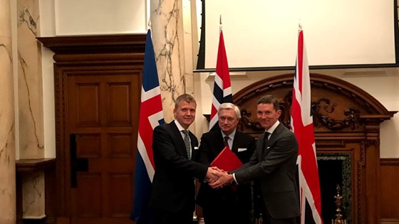Wegger Chr. Strømmen (i midten), Andrew Mitchell og Stefan Haukur Johannesson. Foto: Ambassaden i London