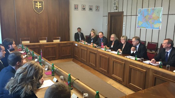 Statsråd Elisabeth Aspaker i møte med det representanter for det kommende EU-formannskapet. Foto: Rune Bjåstad, UD