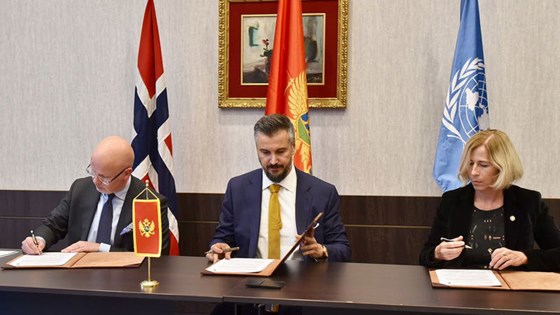 Statssekretær Audun Halvorsen (tv), Montenegros europaminister Aleksandar Pejovic og UNDPs Fiona McCluney 