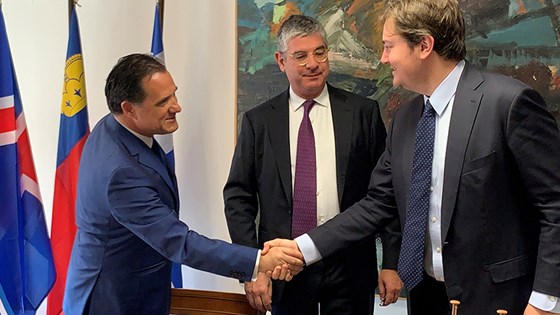 Statssekretær Jens Frølich Holte og viseminister for utvikling og investering Ioannis Tsakiris, signerte samarbeidsavtalene om EØS-midler. Foto: Ambassaden i Aten