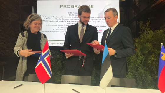 Minister med midler: Frank Bakke-Jensen signerer de nye samarbeidsprogrammene for Estland gjennom EØS-midlene. Her sammen med (fra venstre) Islands ambassadør i Helsingfors Kristin A. Arnadottir  og helse- og arbeidsminister Jevgeni Ossinovski. Foto: Maria Martens, UD 