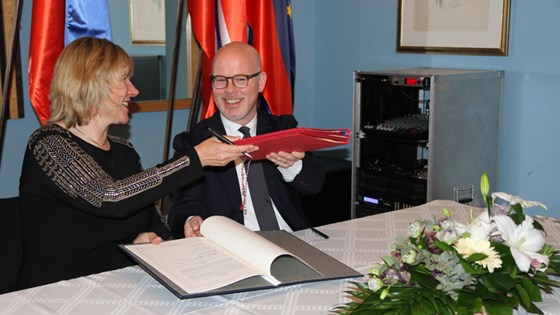 Statssekretær Audun Halvorsen og den slovenske ministeren for utvikling og europeisk samhold, Alenka Smerkolj, har nettopp signert den nye avtalen om EØS-midler til Slovenia. Foto: Emma Kwesiga Lydersen, UD