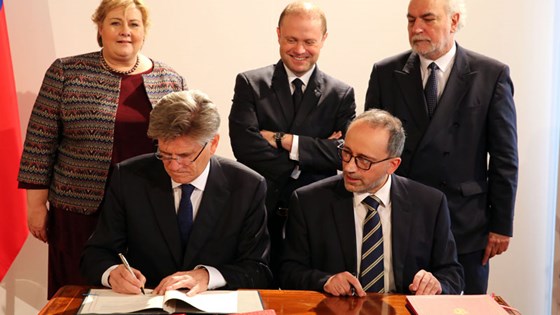 Statsminister Erna Solberg bivåner at ambassadør Bjørn Grydeland signerer avtalen med Malta. Foto: Reuben Piscopo, Department of Information, Malta