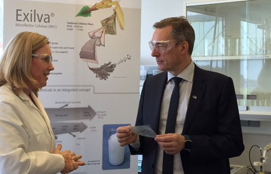 Kirsten Weel Sundby gir EØS- og EU-minister Frank Bakke-Jensen en innføring i Borregaards produkt, Exilva. Råstoffet er Borregaards egen spesialcellulose fra gran. Bruksområdene er mange - fra maling til ansiktskremer. Foto: Ragnhild Berg Nilsen, UD