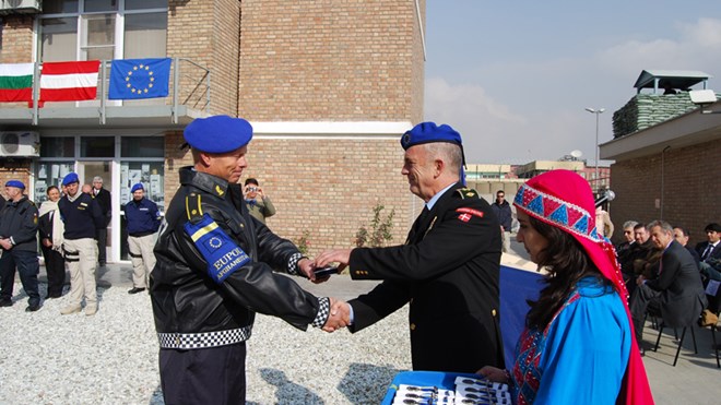 Norsk politibetjent mottar tjenestemedalje fra sjefen for EUs politistyrke i Afghanistan