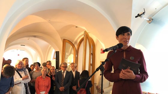 Utenriksminister Ine Eriksen Søreide åpner utstillingen "Sikkerhetsrådets sal" og lanserer samtidig boka med samme tittel. Foto: Julie Berg, UD