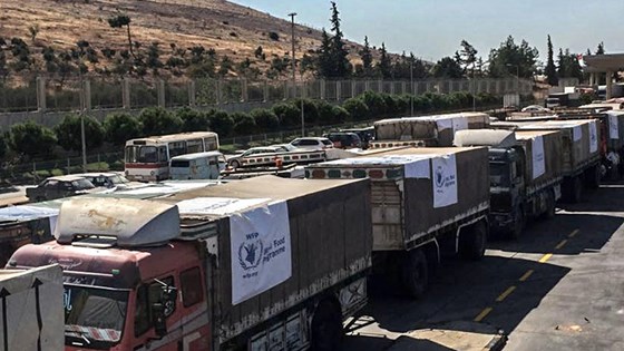 Lastebiler med matvarehjelp krysser den tyrkiske grensa på vei til Syria. Foto: David Swanson, Ocha