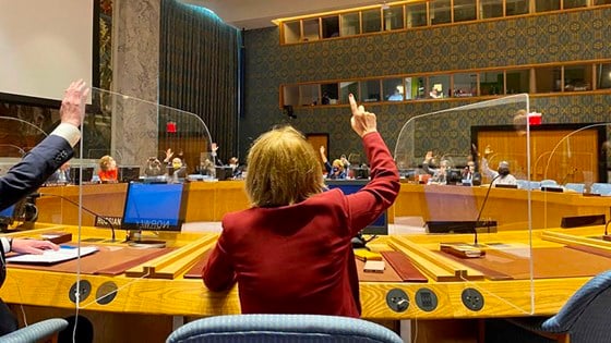 Denne uken ble det for første gang i år holdt flere fysiske møter i Sikkerhetsrådet. Her fra sikkerhetsrådssalen, idet rådsmedlemmene stemmer over en resolusjon om å forlenge FNs politiske oppdrag i Irak (Unami). Foto: UD