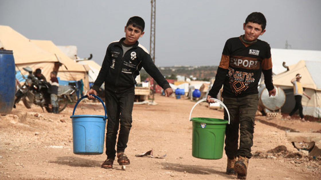 Humanitære kriser og humanitære behov var tema 16. juli. Her sørges det for vannforsyninger i leiren Idlib, Syria. Foto: FN