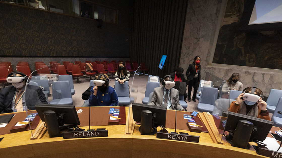 Alle Sikkerhetsrådets 15 medlemmer reiste på virtuelt besøk med VR-briller til et reintegreringsprosjekt på landsbygda i Colombia. Foto: Pontus Höök, FN-delegasjonen