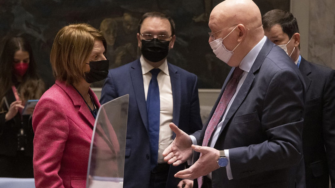 Norges FN-ambassadør Mona Juul i samtale med Russlands Vasilij Nebenzia i forkant av møtet om Ukraina. Foto: FN-delegasjonen