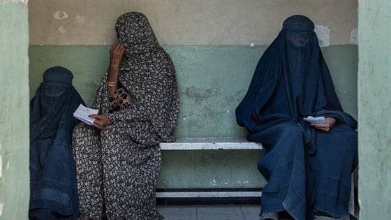 Sikkerhetsrådet er dypt bekymret og oppfordrer Taliban til raskt å reversere begrensningene på menneskerettigheter og grunnleggende friheter for afghanske kvinner og jenter. Foto: FN