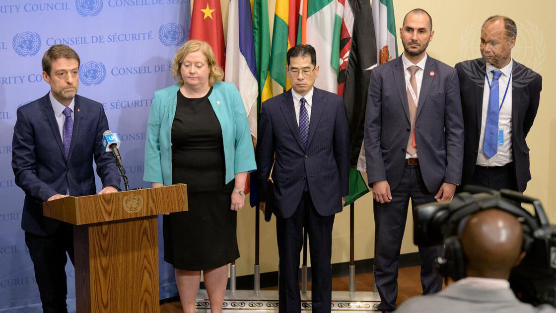 Ferit Hoxha (til venstre), fra Albanias FN-delegasjonen, leser en uttalelse om Georgia. Foto: FN