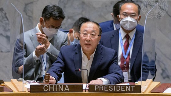 Zhang Jun (i midten), Kinas FN-representant og president i Sikkerhetsrådet i august . Foto: FN