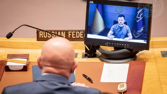 Ukrainas president Volodymyr Zelenskyj (på skjerm), taler til Sikkerhetsrådet. Foto: FN